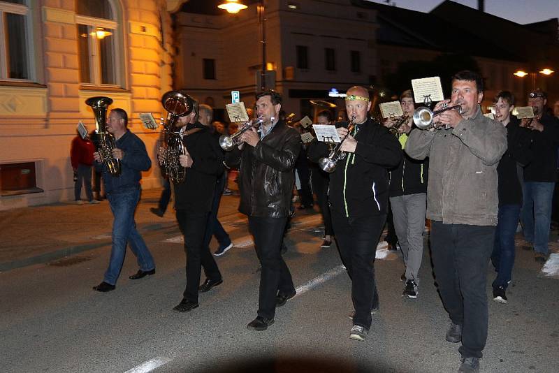 V Jindřichově Hradci se konal tradiční lampionový průvod.