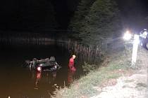 V Kostelním Vydří skončilo při nehodě auto v rybníku. 