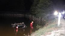 V Kostelním Vydří skončilo při nehodě auto v rybníku. 