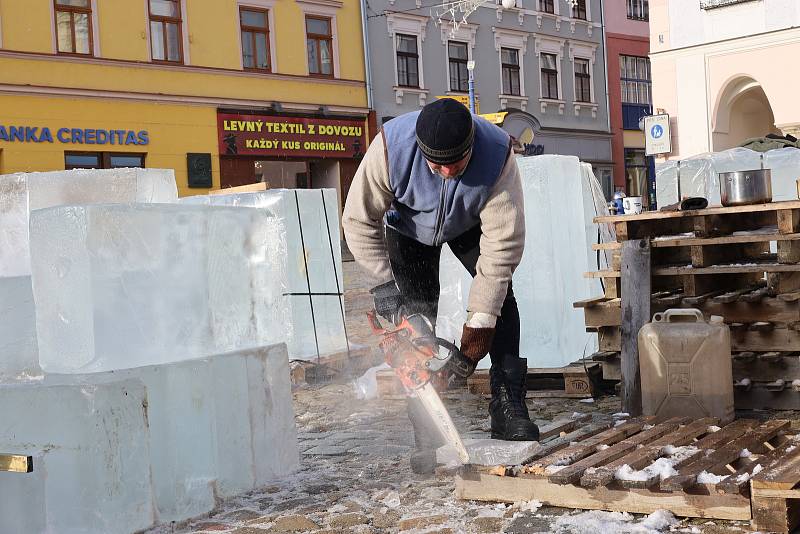 Na náměstí Míru v Jindřichově Hradci vzniká od čtvrtka 13. ledna pod rukama uměleckého kováře Jana Albrechta (v modrém) a jeho týmu socha anděla z ledových bloků.