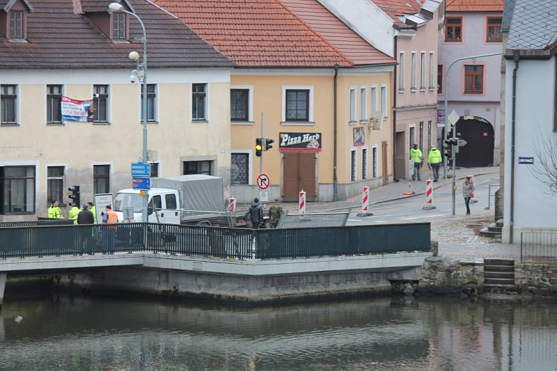 Uzavírka ve Václavské ulici komplikuje provoz řidičům i chodcům.