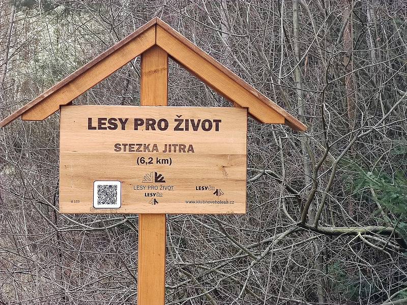 Studánku na turistické stezce z Horního Skrýchova na Lovětín zničil výbuch.