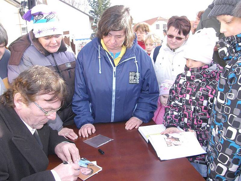 První adventní jarmark v Pluhově Žďáru se naladil do pohádky Tři oříšky pro Popelku a skutečně se vydařil. 