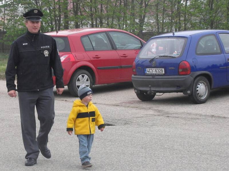 Policisté v Nové Bystřici připravili ukázky pro školáky. 