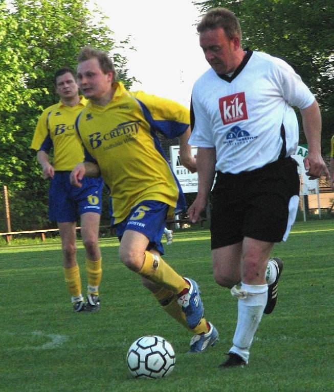 Suchdol B - Horní Pěna 4:1 Suchdolská rezerva předvedla na domácím trávníku opětně velmi dobrý výkon. Suchdolský Zdeněk Šimáček (vpravo) patřil mezi nejlepší hráče svého týmu. Na snímku obchází hostujícího Michala Hůrku.