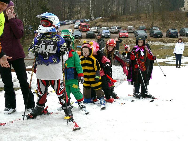 Maškarní karneval na sjezdovce v N. Bystřici. 