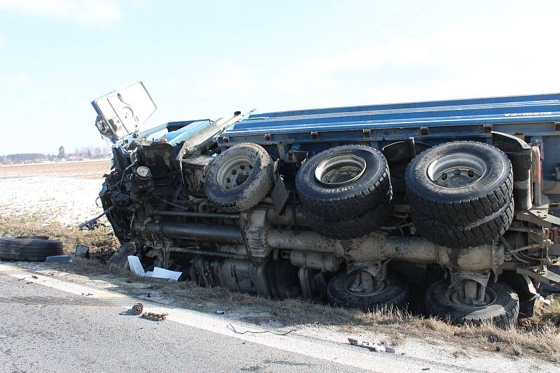 V pondělí se na hlavním tahu z Lomnice nad Lužnicí na Veselí nad Lužnicí, a to u Frahelže střelo osobní auto s nákladní tatrou. Řidič (44 let) v osobní autě zraněním podlehl.