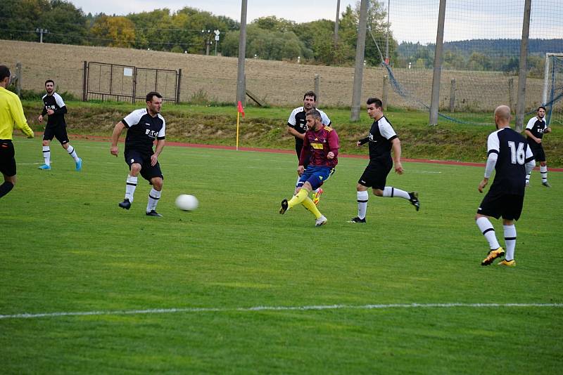 Fotbalisté Suchdola (v černém) zvítězili na půdě Nové Bystřice 3:1, Foto: Andreas Berger