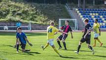 Jindřichohradečtí fotbalisté (ve žlutém) vyhráli přípravný duel v Dačicích 6:1.