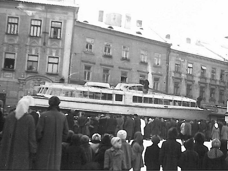 To není fotomontáž. V roce 1959 přes Jindřichův Hradec skutečně pluly lodě. Tedy spíš se vezly na Lipno.