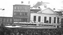 To není fotomontáž. V roce 1959 přes Jindřichův Hradec skutečně pluly lodě. Tedy spíš se vezly na Lipno.