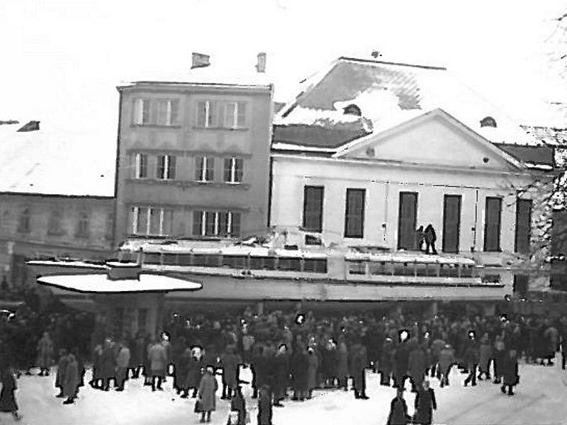 To není fotomontáž. V roce 1959 přes Jindřichův Hradec skutečně pluly lodě. Tedy spíš se vezly na Lipno.