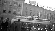 To není fotomontáž. V roce 1959 přes Jindřichův Hradec skutečně pluly lodě. Tedy spíš se vezly na Lipno.