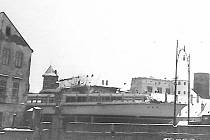 To není fotomontáž. V roce 1959 přes Jindřichův Hradec skutečně pluly lodě. Tedy spíš se vezly na Lipno.