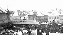 To není fotomontáž. V roce 1959 přes Jindřichův Hradec skutečně pluly lodě. Tedy spíš se vezly na Lipno.