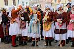 Jihočeský folklorní soubor Úsvit přivezl do Třeboně k masopustní zábavě mečovou koledu.