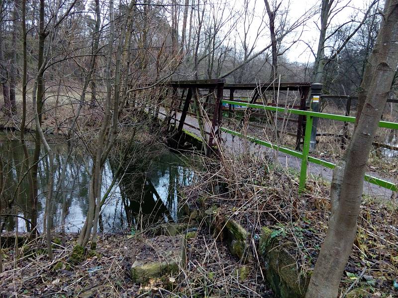 Most přes Nežárku u Líšného dvora v Jindřichově Hradci. Dnes už zde slouží pouze lávka.