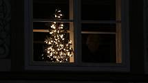 Vánoční strom i výzdoba Jindřichova Hradce už svítí.