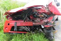 U Jindřichova Hradce ve směru na Políkno se stala vážná dopravní nehoda. Při střetu dvou aut se jeden řidič těžce zranil.