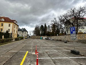 Nová parkovací stání vznikla demolicí garáží naproti Švecovým kolejím.