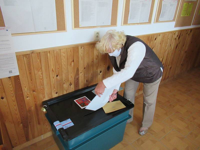 V Deštné na Jindřichohradecku k volbám do půl třetí dorazilo 13 lidí, zájem volební komise, která tradičně zasedá v požární zbrojnici odhaduje na dvacet procent.