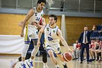 Basketbalisté GBA Fio banky Jindřichův Hradec doma prohráli s pražským USK rozdílem 23 bodů. Na snímku Lukáš Linhart (vlevo) a Marek Welsch.