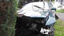 Pohled na auto zdemolované po nárazu do oplocení u Nové Vsi na Českorudolecku, ve kterém se těžce zranil řidič. 
