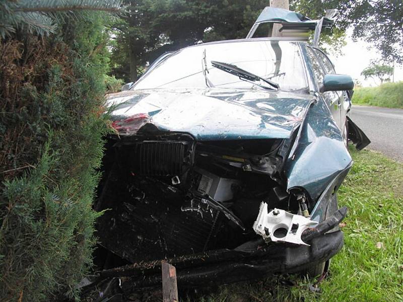 Pohled na auto zdemolované po nárazu do oplocení u Nové Vsi na Českorudolecku, ve kterém se těžce zranil řidič. 