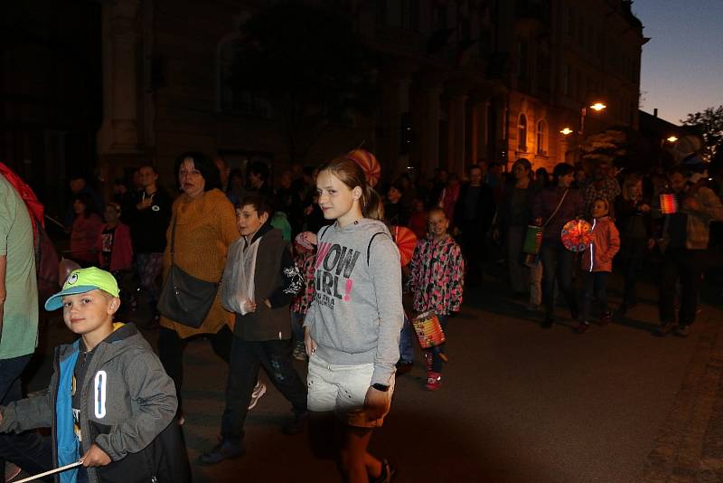 V Jindřichově Hradci se konal tradiční lampionový průvod.