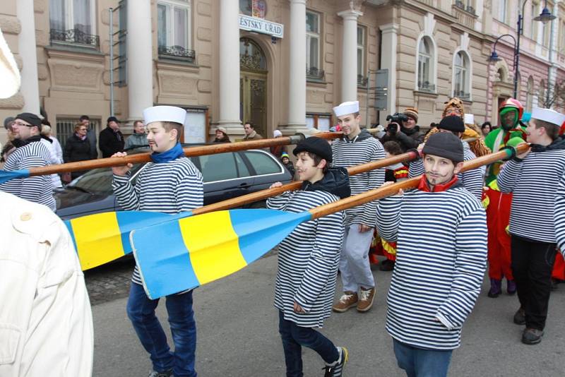 Masopustní průvod centrem Jindřichova Hradce skončil na náměstí Míru, kde se konaly soutěže v pojídání zabijačkových specialit.