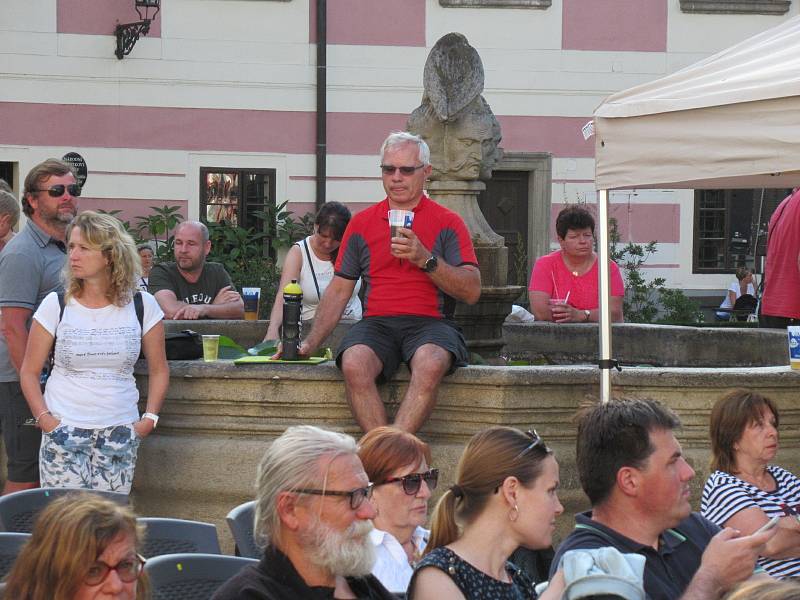 Festival Okolo Třeboně již tradičně zahájil prázdniny, v sobotu 4. července se na zámeckém nádvoří představila zpěvačka Jana Rychterová, kapela Epydemye a Xindl X.