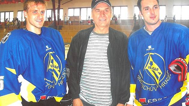 Hokejový trenér Jan Hanzálek se svými svěřenci Janem Markem a Alešem Kotalíkem (vpravo).