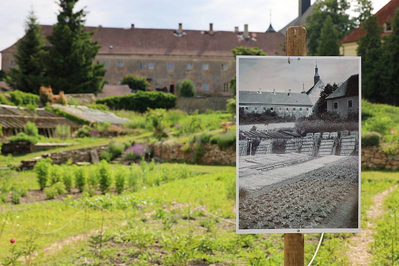 V areálu jsou rozmístěné historické fotografie na místě jejich pořízení