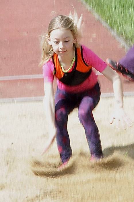 Účastníci Jarního atletického Jindřicháče, kterých se na stadionu u Vajgaru sešlo 157, absolvovali čtyřboj.