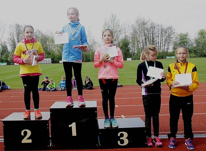 Účastníci Jarního atletického Jindřicháče, kterých se na stadionu u Vajgaru sešlo 157, absolvovali čtyřboj.