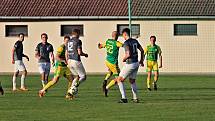 Fotbalisté Třebětic (v zelenožlutém) ve šlágru 11. kola I. A třídy porazili táborský Meteor 2:0 a uhájili vedoucí příčku tabulky skupiny B.