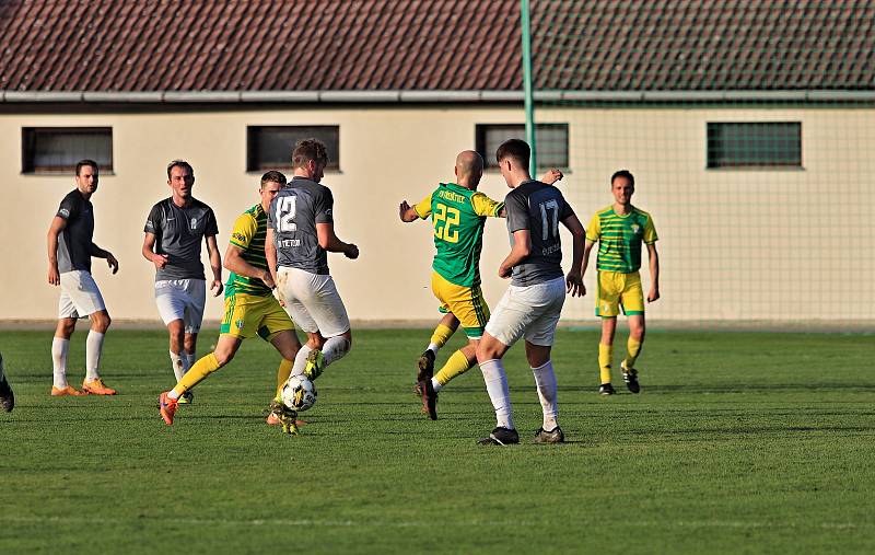 Fotbalisté Třebětic (v zelenožlutém) ve šlágru 11. kola I. A třídy porazili táborský Meteor 2:0 a uhájili vedoucí příčku tabulky skupiny B.