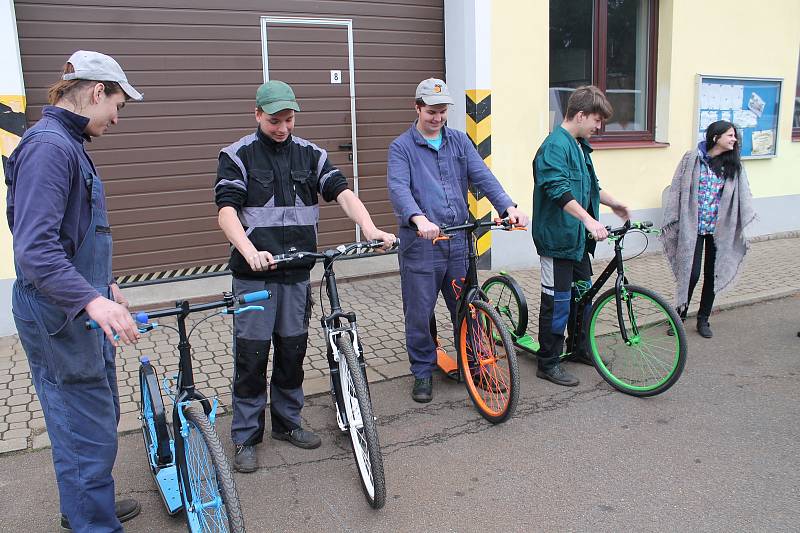 Učni z Třeboně vyrobili čtyři koloběžky pro děti z volyňského dětského domova.