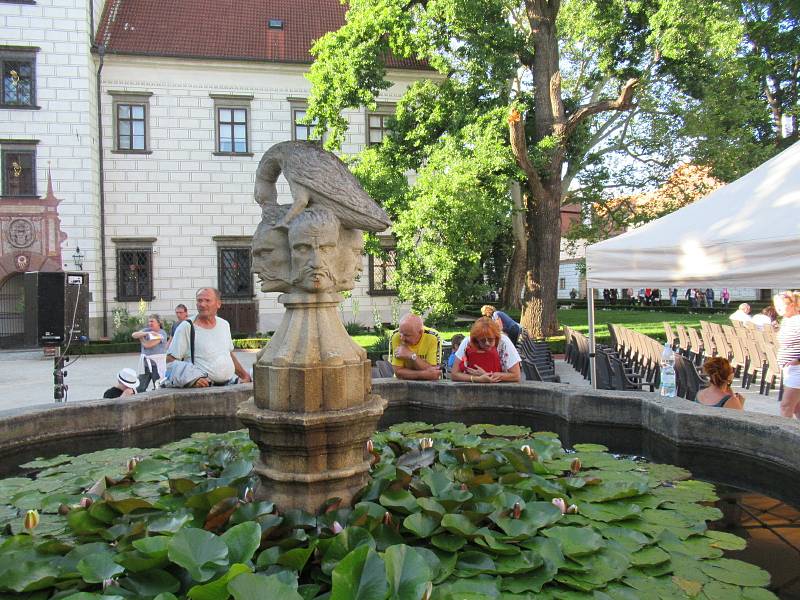 Festival Okolo Třeboně již tradičně zahájil prázdniny, v sobotu 4. července se na zámeckém nádvoří představila zpěvačka Jana Rychterová, kapela Epydemye a Xindl X.