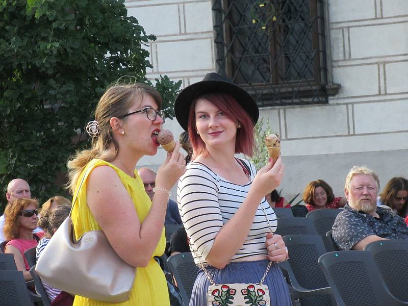 Festival Okolo Třeboně již tradičně zahájil prázdniny, v sobotu 4. července se na zámeckém nádvoří představila zpěvačka Jana Rychterová, kapela Epydemye a Xindl X.