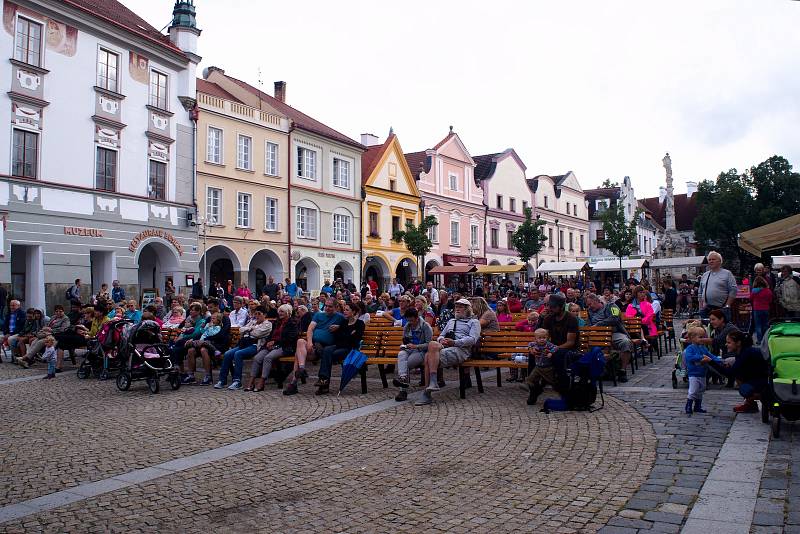 Na Třeboňském rynku vystupují kapely bez nároku na honorář.