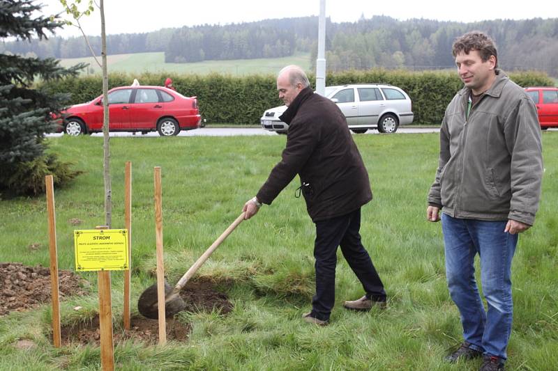 Několik desítek lidí se v Deštné v sobotu zúčastnilo pochodu proti zamýšlenému vybudování úložiště radioaktivního odpadu.