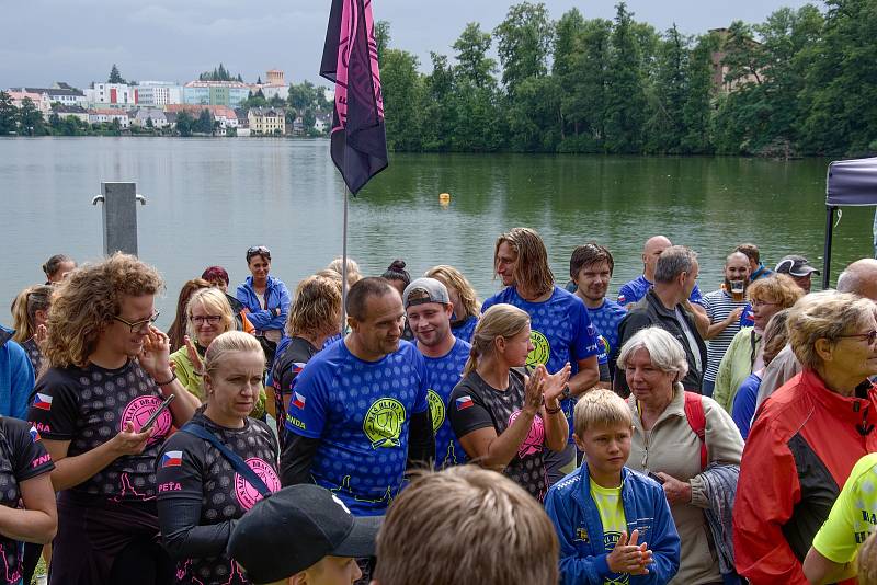 Jindřichohradecký rybník Vajgar hostil druhý ročník závodů dračích lodí s názvem Vajgarská saň.