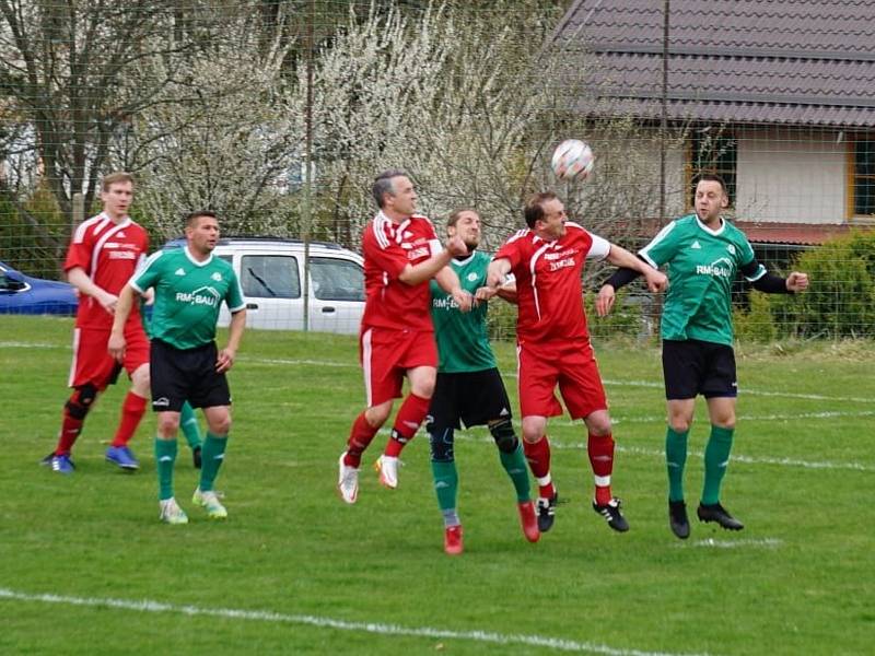 Fotbalisté Chlumu (v červeném) dokázali v 18. kole OP zvítězit na číměřském trávníku 3:2.