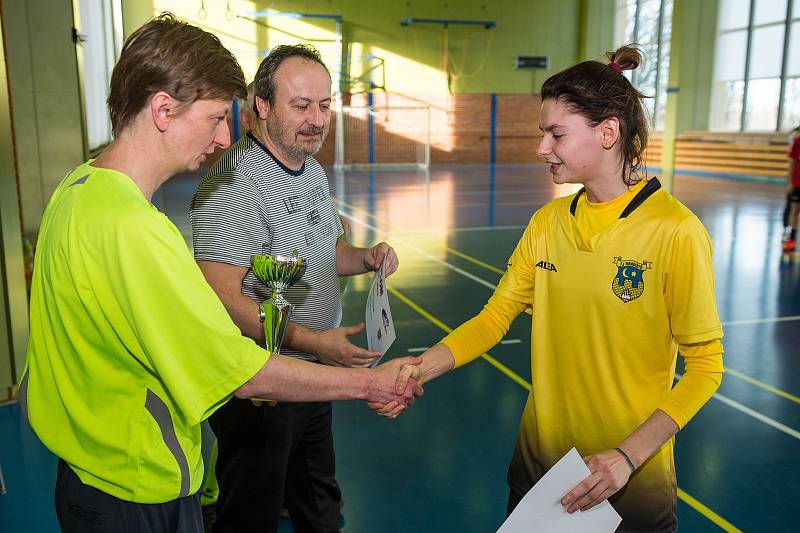 Šest družstev žen bojovalo ve Velešíně v krajské soutěži ve futsale FIFA. Nejlépe si vedly hráčky Třeboně.