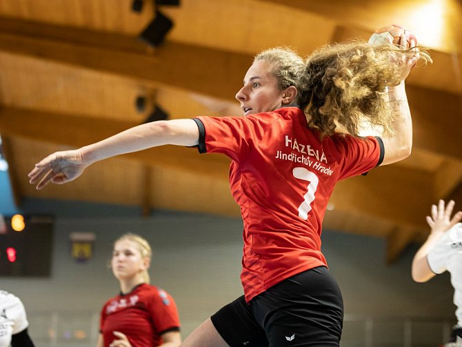 Jindřichohradecké házenkářky překvapivě doma prohrály s Bohunicemi 28:29. Na snímku křídlo Lucie Frühaufová.