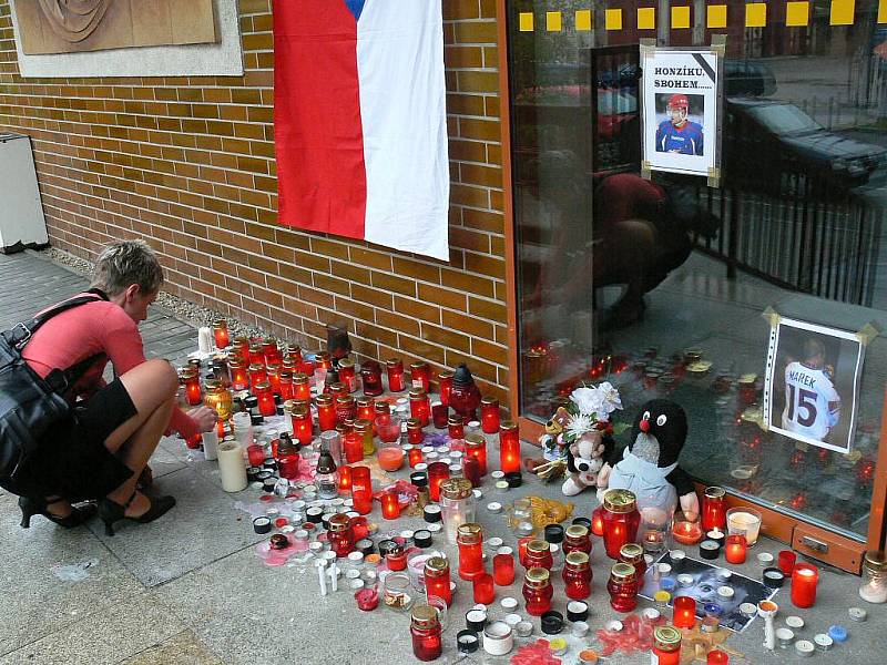 Lidé od večera zapalují svíčky na uctění památky Jana Marka u jindřichohradeckého zimního stadionu. 