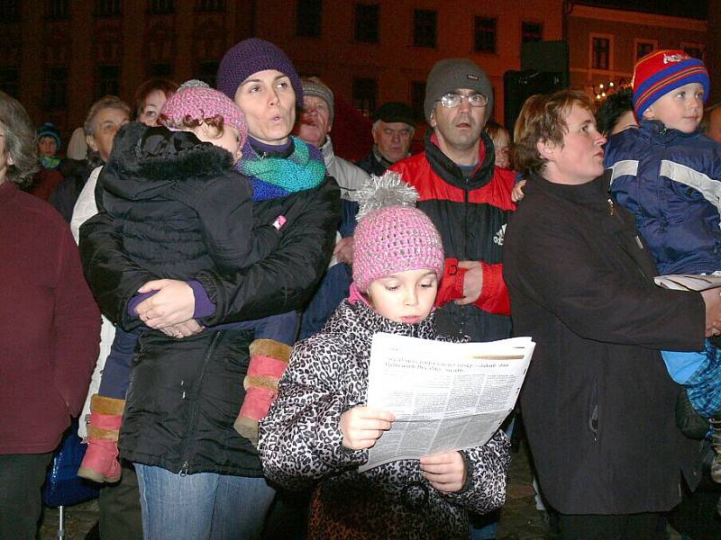 Vánoční nálada při zpívání koled na náměstí v J. Hradci.