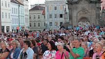 Zaplněné hradecké náměstí Míru si užilo koncert kapely Beatles Revival.