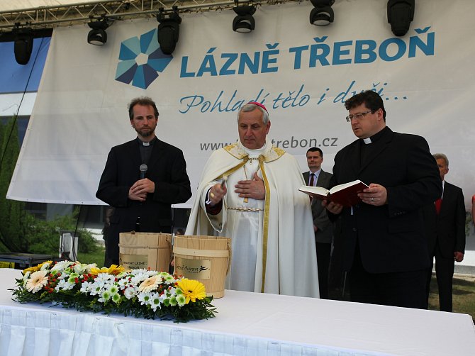 Slatině v Třeboni požehnal diecézní biskup J.E. Vlastimil Kročil.